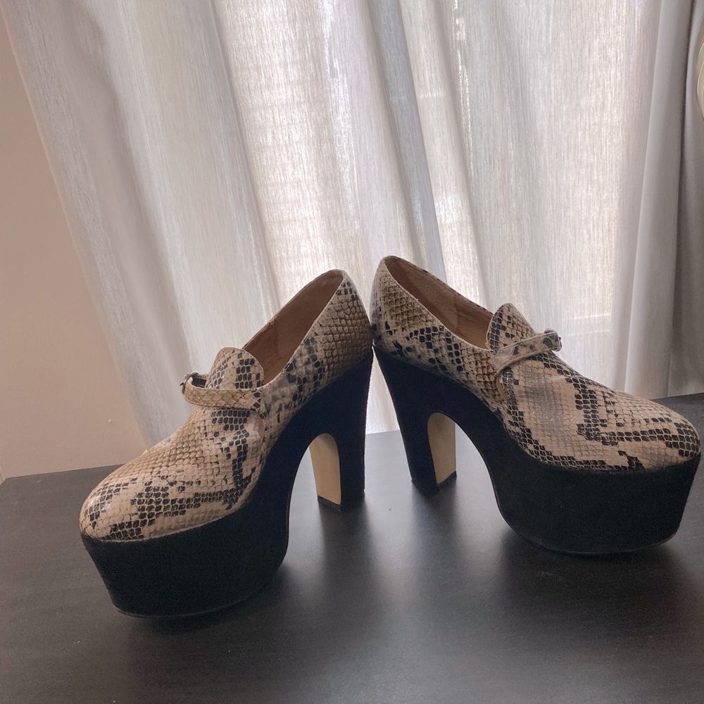 Deena & Ozzy snakeskin platform heels size 8